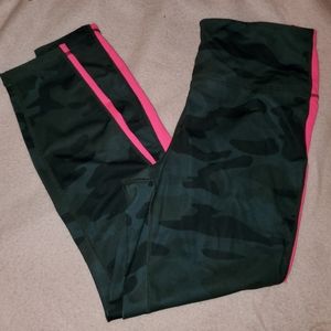 Reebok med black camo w hot pink stripe leggings
